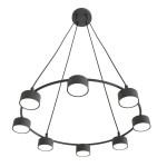 Czarna lampa wisząca Starlit z ośmioma oprawami na żarówki GX53, o okrągłym kształcie, zawieszona na trzech cienkich linkach. Lampa ma minimalistyczny design, z matowym wykończeniem i białymi kloszami.