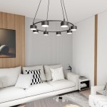 Lampa wisząca Starlit 8xGX53 w kolorze czarnym, z okrągłym metalowym ramieniem, zawieszona na cienkich linkach. Osiem źródeł światła w cylindrycznych kloszach, umieszczonych równomiernie wokół, we wnętrzu z jasnymi sofami i drewnianymi akcentami.