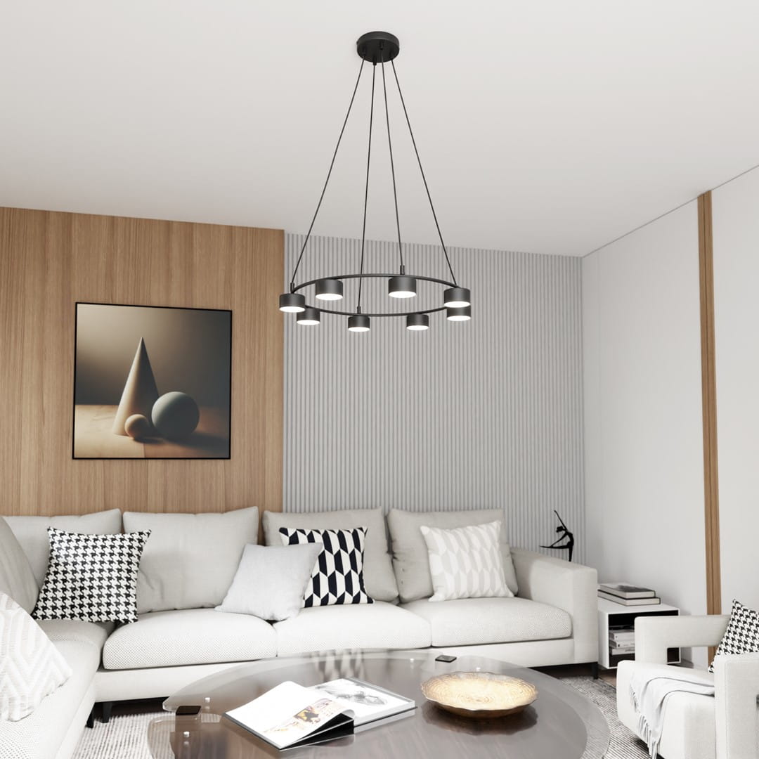 Lampa wisząca Starlit czarna z ośmioma źródłami światła GX53, zawieszona na cienkich linkach. Stylowy okrągły kształt, idealna do nowoczesnych wnętrz. W tle jasny salon z sofą i dekoracjami.