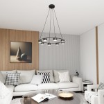 Lampa wisząca Starlit czarna z ośmioma źródłami światła GX53, zawieszona na cienkich linkach. Stylowy okrągły kształt, idealna do nowoczesnych wnętrz. W tle jasny salon z sofą i dekoracjami.