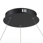 Czarna lampa wisząca Spirello z jedną diodą LED 40W, widok z dołu. Okrągła, metalowa podsufitka z trzema linkami mocującymi. W górnej części widoczne otwory wentylacyjne.