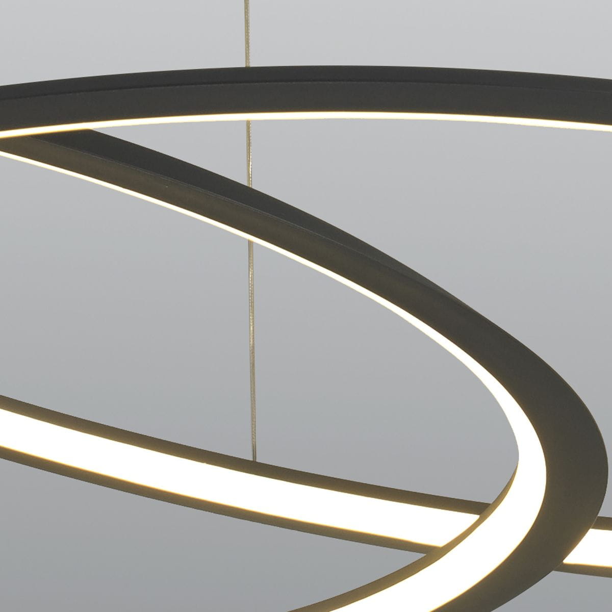 Lampa wisząca Spirello w kolorze czarnym z jednym źródłem światła LED o mocy 40W. Produkt ma nowoczesny, opływowy kształt z dwiema zakrzywionymi ramionami, które emitują ciepłe, białe światło. Ujęcie w zbliżeniu na detale konstrukcji.