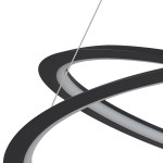 Lampa wisząca Spirello w kolorze czarnym z jednym źródłem światła LED 40W. Produkt ma nowoczesny, opływowy kształt z dwoma okrągłymi pierścieniami, zewnętrzny matowy, wewnętrzny białym, zawieszony na cienkim przewodzie.