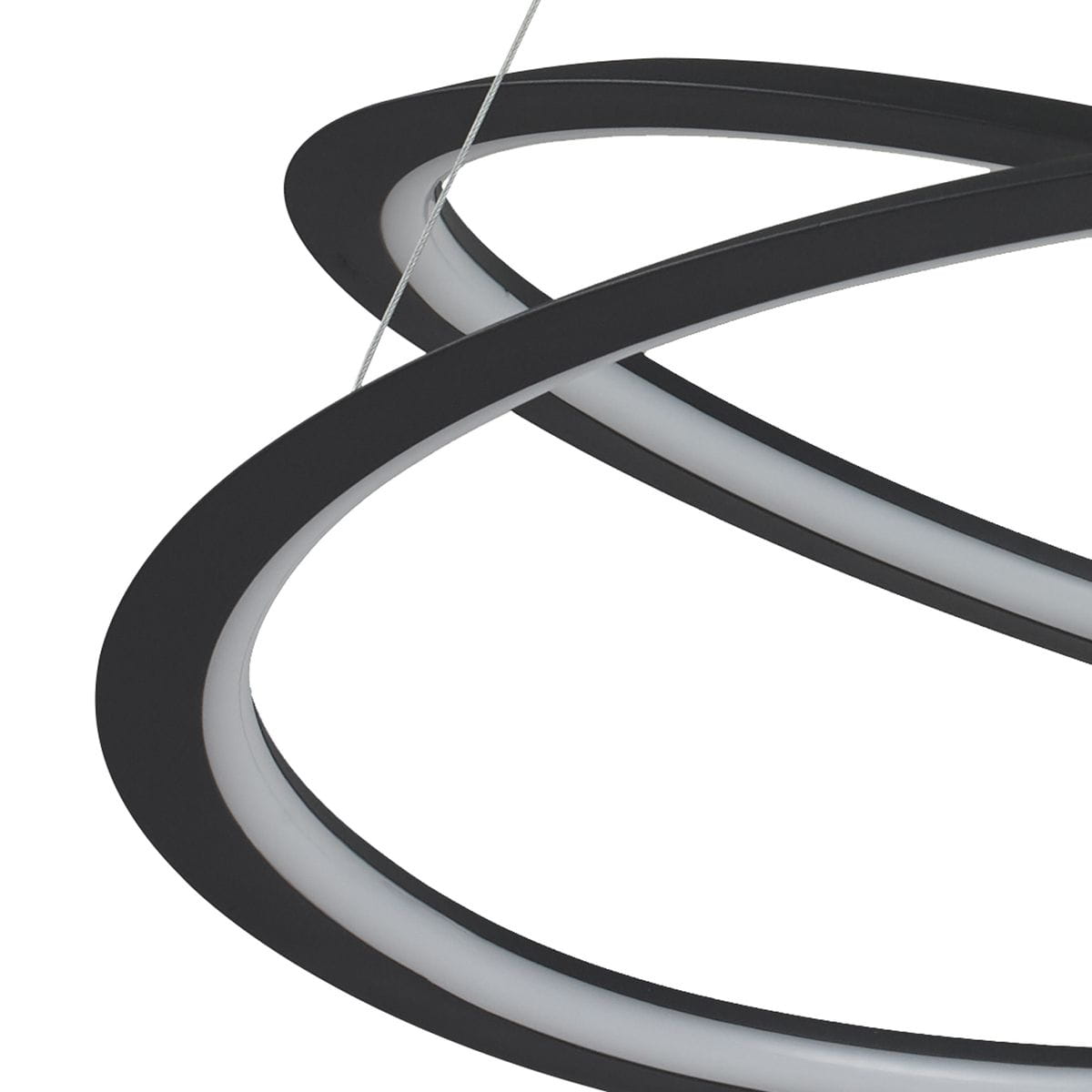 Lampa wisząca Spirello w kolorze czarnym, z oprawą LED o mocy 40W. Produkt ma nowoczesny, minimalistyczny design z dwoma zakrzywionymi pierścieniami, w których widoczny jest biały element świetlny. Zawieszona na cienkim przewodzie.