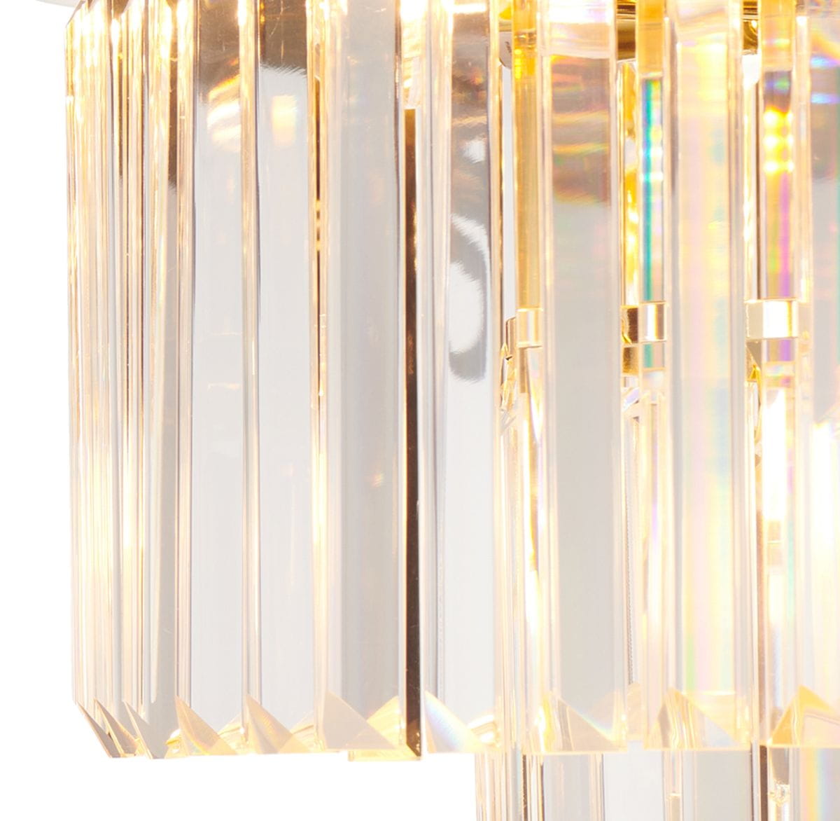 Lampa sufitowa Splendore D50 w kolorze złotym, z osiemnastoma oprawami E14. Szklane elementy w formie prostokątnych, przezroczystych pryzmatów odbijających światło, montowana na suficie. Widoczne detale konstrukcji z metalowymi akcentami.