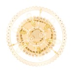 Lampa sufitowa Splendore D50 w kolorze złotym, z ośmioma gniazdami E14. Okrągła, wykonana z metalu i przezroczystego szkła, z dekoracyjnym obręczem. Widok z góry, ukazujący szczegóły konstrukcji i rozmieszczenie źródeł światła.