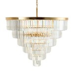 Lampa wisząca Splendore D100 z 15 gniazdami E14, w złotej oprawie. Wykonana z przezroczystych kryształków, układających się w kaskadowy kształt. Zawieszona na złotym łańcuchu, z widocznymi detalami wykończenia.