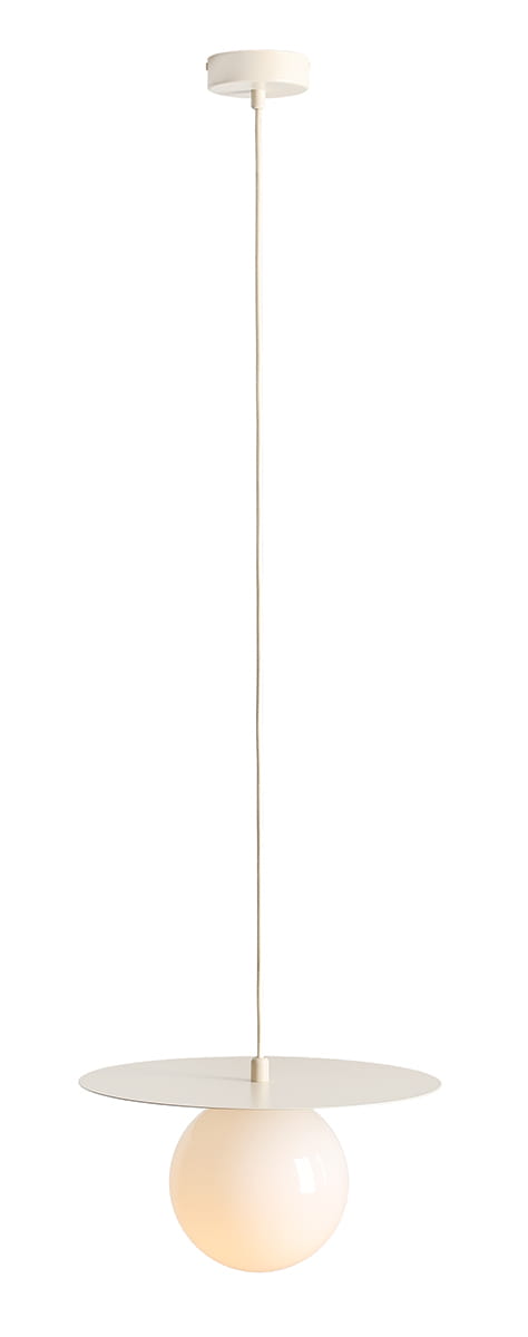 Lampa wisząca Loop Cream z jednym gniazdem E14. Posiada okrągłą, matową kulę ze szkła w białym kolorze oraz metalowy, okrągły, płaski daszek w odcieniu kremowym. Zawieszona na długim, cienkim kablu.