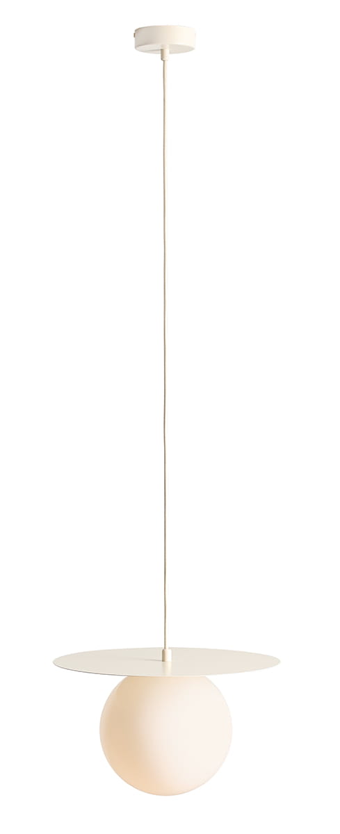 Lampa wisząca Loop Cream M z pojedynczym źródłem światła E27. Posiada okrągły, matowy klosz w jasnym kolorze oraz płaski, okrągły element sufitowy. Zawieszona na długim przewodzie, idealna do nowoczesnych wnętrz.