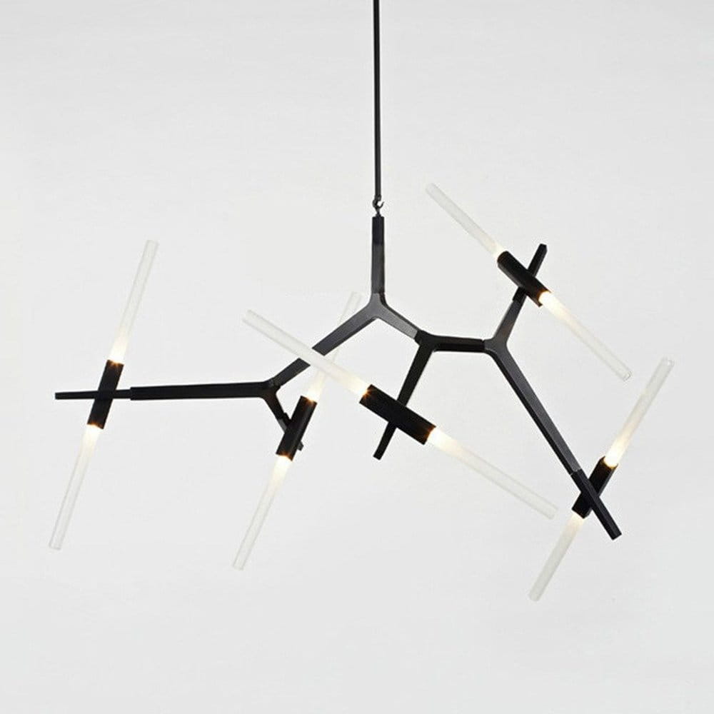 Lampa wisząca Sticks w kolorze czarnym, z dziesięcioma miejscami na żarówki G9. Charakteryzuje się nowoczesnym, organicznym kształtem z metalowymi ramionami oraz prostokątnymi, przezroczystymi kloszami.