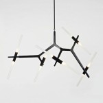 Lampa wisząca Sticks w kolorze czarnym, z dziesięcioma miejscami na żarówki G9. Charakteryzuje się nowoczesnym, organicznym kształtem z metalowymi ramionami oraz prostokątnymi, przezroczystymi kloszami.