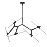 Lampa wisząca Sticks w kolorze czarnym z 10 źródłami światła G9, o nowoczesnej, geometrycznej konstrukcji. Pręty świetlne w białym kolorze, rozmieszczone w asymetryczny sposób. Montaż sufitowy z regulacją wysokości.