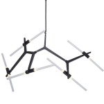 Lampa wisząca Sticks w kolorze czarnym, z dziesięcioma źródłami światła G9. Posiada nowoczesny, geometryczny kształt z białymi, prostokątnymi kloszami, zawieszona na cienkim przewodzie, idealna do nowoczesnych wnętrz.