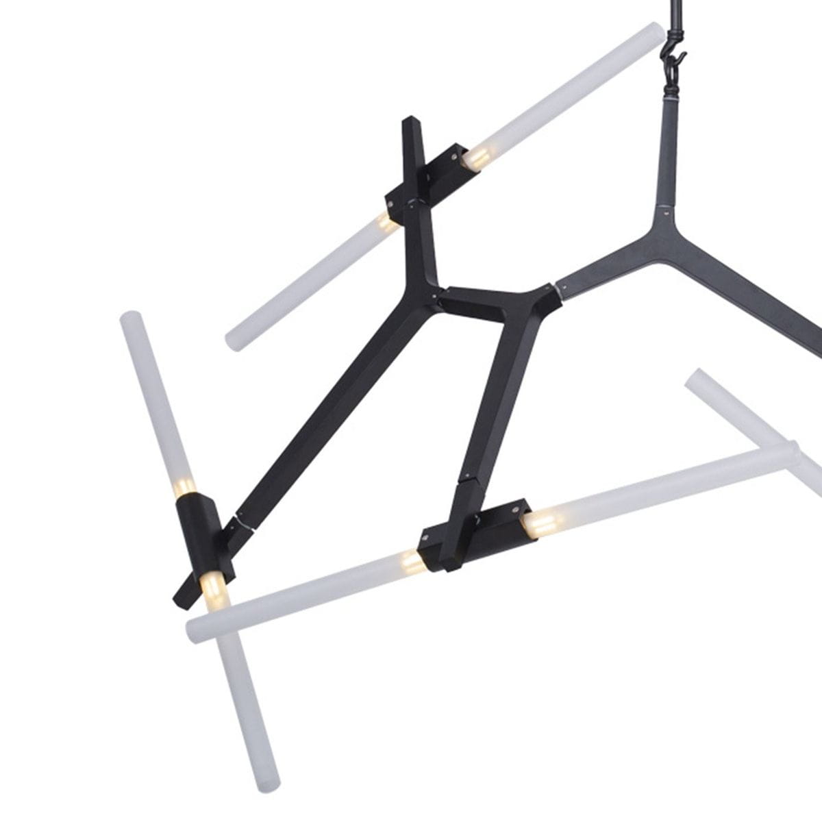 Czarna lampa wisząca Sticks z 10 źródłami światła G9. Konstrukcja z metalowych ramion w formie geometrycznych kształtów, z białymi, prostokątnymi kloszami. Ujęcie z góry, ukazujące detale montażu i rozmieszczenie źródeł światła.