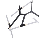 Czarna lampa wisząca Sticks z 10 źródłami światła G9. Konstrukcja z metalowych ramion w formie geometrycznych kształtów, z białymi, prostokątnymi kloszami. Ujęcie z góry, ukazujące detale montażu i rozmieszczenie źródeł światła.