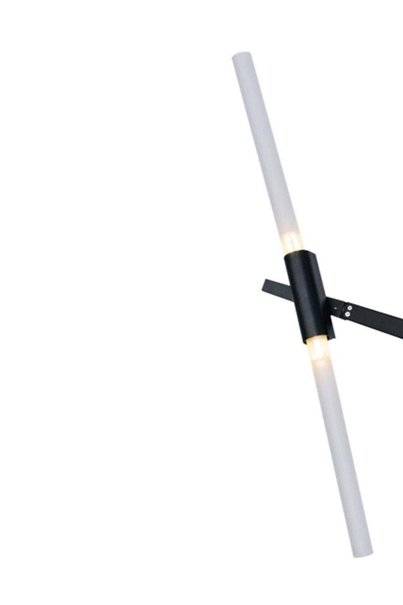 Lampa wisząca Sticks w kolorze czarnym z 10 punktami świetlnymi G9. Konstrukcja z metalowym elementem w kształcie krzyża, z dwoma białymi, cylindrycznymi kloszami. Ujęcie z boku, ukazujące detale montażowe i źródła światła.