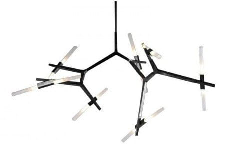 Czarna lampa wisząca Sticks z 14 źródłami światła G9. Nowoczesny, organiczny kształt z metalowymi gałęziami i białymi kloszami, rozłożona w formie nieformalnej struktury, montowana sufitowo.