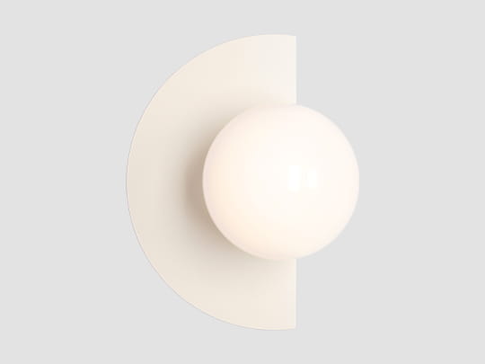 Kinkiet Loop Cream z oprawą w kształcie półkola w jasnym kolorze, z białą, okrągłą żarówką E14. Produkt zamontowany na ścianie, na jednolitym, szarym tle.