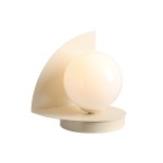 Lampa stołowa Loop Cream z jedną oprawą E14, w kolorze kremowym. Posiada okrągłe, matowe klosze oraz geometryczną podstawę z wygiętym elementem, ustawiona na płaskiej powierzchni. Idealna do nowoczesnych wnętrz.