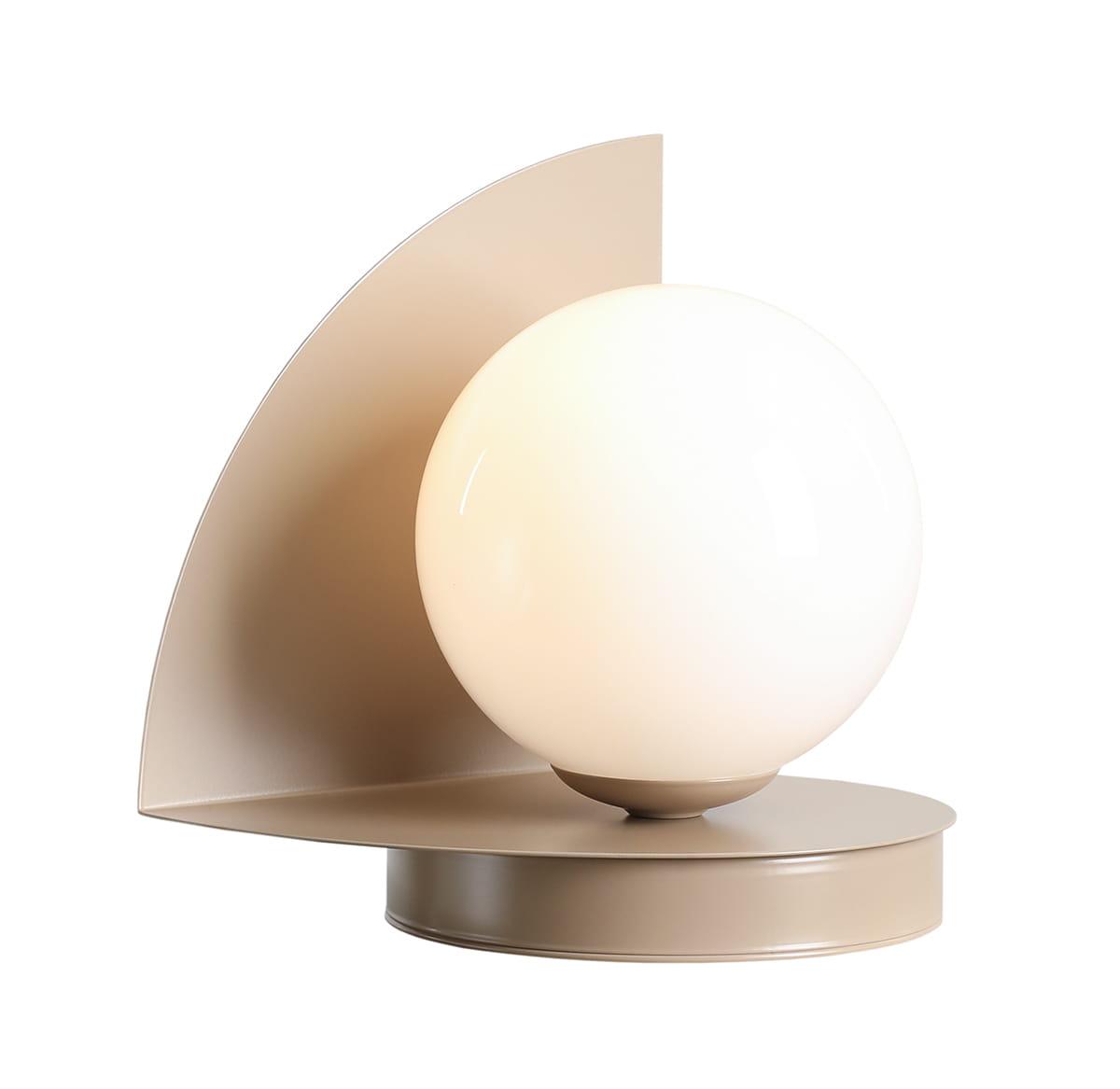 Beżowa lampa stołowa Loop z okrągłym, opalowym kloszem, osadzona na okrągłej podstawie. W tle widoczny asymetryczny, metalowy element w kształcie półokręgu. Lampa ma nowoczesny design, idealna do aranżacji wnętrz.