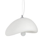 Lampa wisząca Stone D30 w kolorze białym, wykonana z teksturowanego materiału. Posiada okrągły klosz w kształcie półkuli, zawieszona na cienkim przewodzie. Widoczna żarówka E27 w dolnej części klosza. Elementy metalowe w kolorze chromowanym.