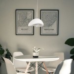 Lampa wisząca Stone D30 w kolorze białym, z jedną oprawą E27, o zaokrąglonym kształcie. Zawieszona nad okrągłym stołem, w nowoczesnym wnętrzu, w towarzystwie rośliny doniczkowej i plakatów na ścianie.