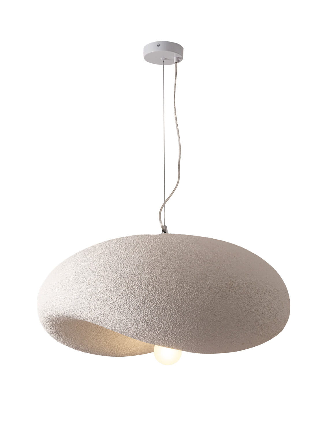 Lampa wisząca Stone Flat D40 w kolorze białym, wykonana z fakturowanego materiału, o organicznym kształcie. Zawieszona na białym przewodzie, z widoczną żarówką E27, w nowoczesnym stylu, idealna do różnych aranżacji wnętrz.