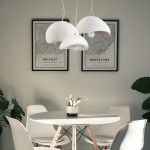 Lampa wisząca Stone Flat D40 w białym kolorze z trzema kloszami o półkulistym kształcie, zawieszona na białych przewodach, w jasnym wnętrzu z okrągłym stołem i rośliną w doniczce. Tło z plakatami przedstawiającymi mapy.