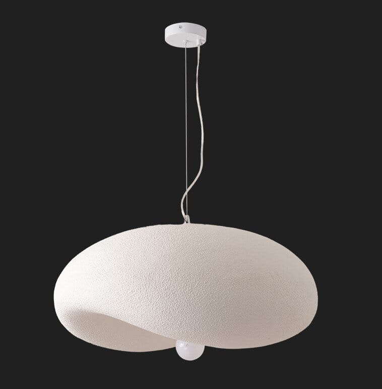 Lampa wisząca Stone Flat D60 w kolorze białym, z owalnym, teksturowanym kloszem. Posiada jedno gniazdo E27, zawieszona na cienkim przewodzie z sufitem. Klosz ma miękkie, falujące kształty, co nadaje jej nowoczesny wygląd.