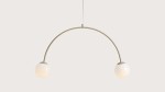 Lampa wisząca Una Beige z metalowym, łukowym ramieniem w kolorze beżowym, z dwiema kulistymi kloszami w odcieniu białym. Ujęcie frontalne, zawieszona na cienkim przewodzie, idealna do nowoczesnych wnętrz.
