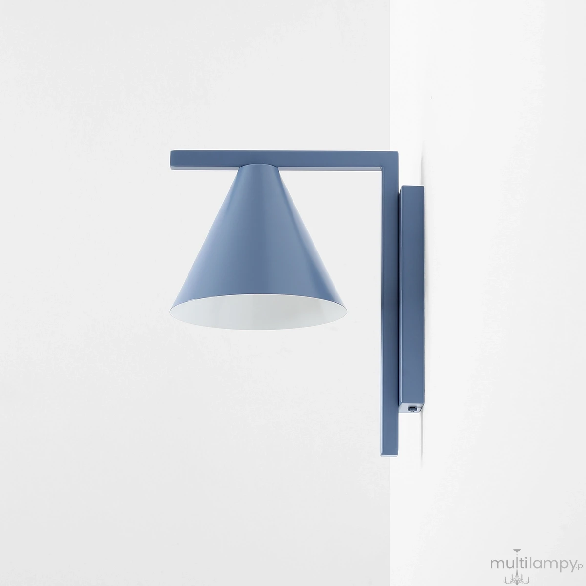 Kinkiet Form Dusty Blue z kloszem w kształcie stożka, wykonany z metalu w odcieniu błękitu. Montowany na ścianie, z prostym, minimalistycznym designem. Wnętrze klosza białe, co zapewnia równomierne rozproszenie światła.