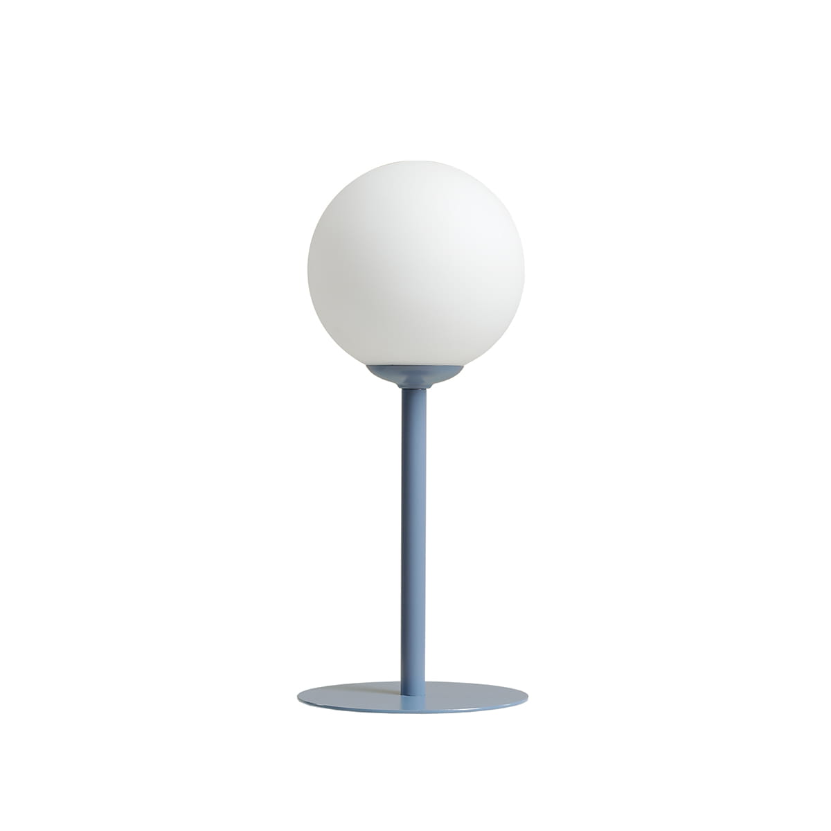 Niebieska lampa stołowa Pinne z jednym gniazdem E14, z okrągłym, matowym kloszem w białym kolorze. Produkt stoi na okrągłej, metalowej podstawie, w prostym, nowoczesnym stylu.