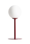 Czerwona lampa stołowa Pinne z podstawą okrągłą, metalową, z białą, szklaną kulistą kloszem. Ujęcie frontalne, lampa stojąca, z widocznym gniazdem na żarówkę E14. Prosta forma, idealna do nowoczesnych wnętrz.