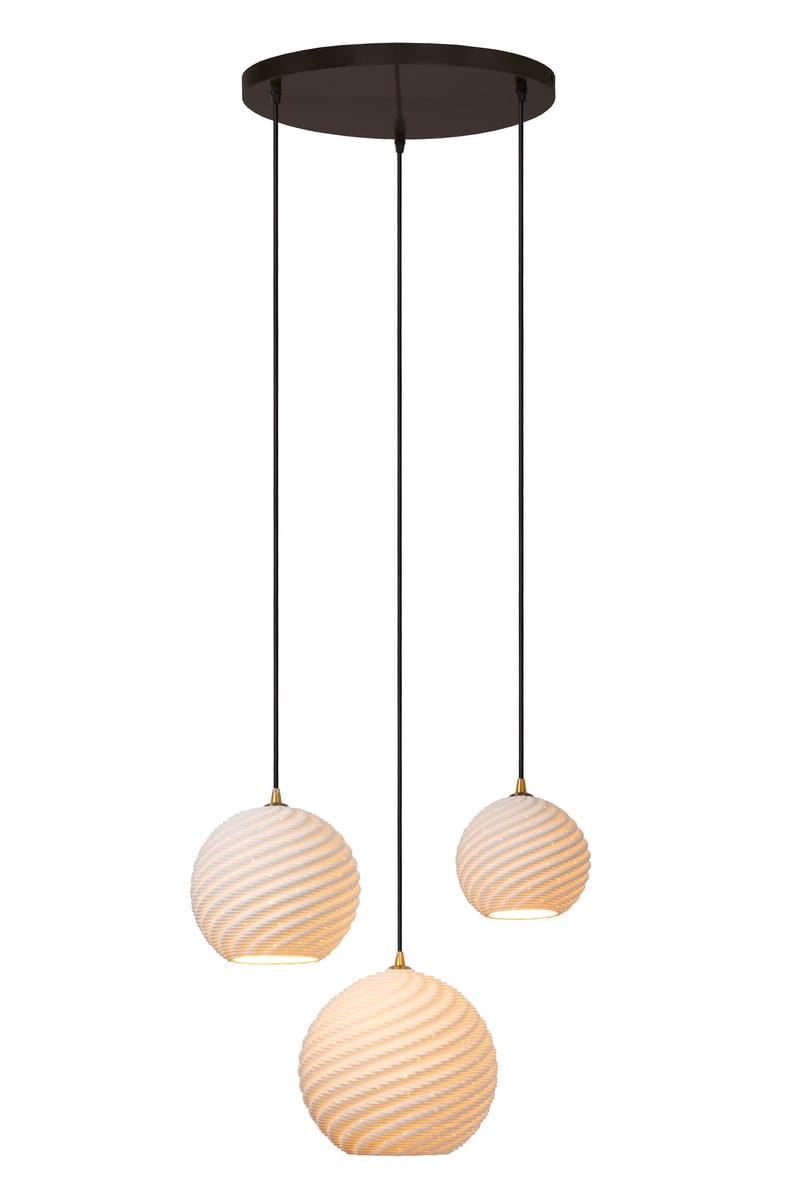 Lampa wisząca Bina z trzema oprawami E27, czarna, z okrągłym, teksturowanym kloszem w kolorze białym. Klosze o spiralnym wzorze zawieszone na cienkich, czarnych linkach. Całość przymocowana do okrągłej podsufitki.