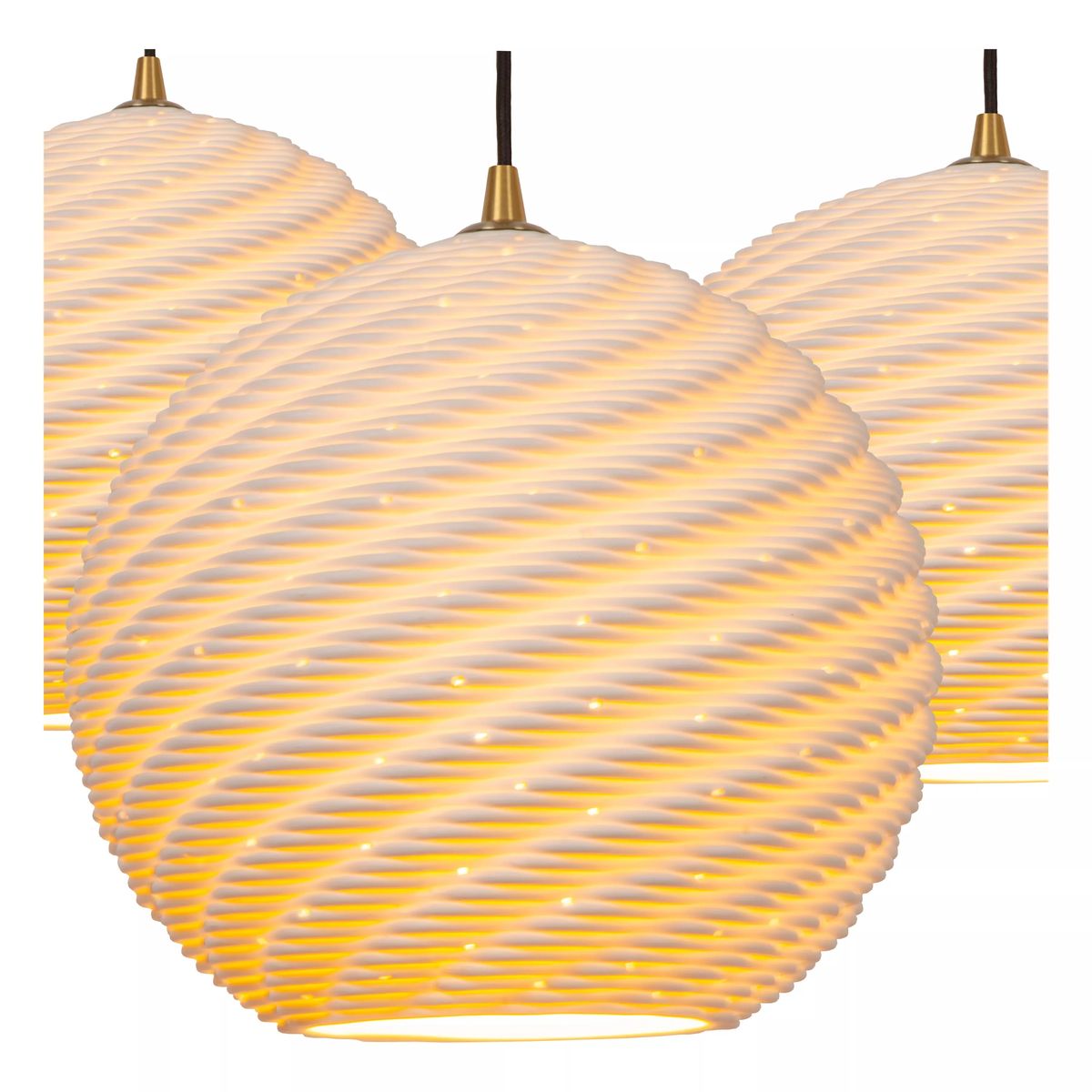 Lampa wisząca Bina z trzema żarówkami E27. Kulisty klosz w kolorze białym z spiralnym wzorem, wykonany z materiału o delikatnej fakturze. Zawieszona na czarnym kablu, z metalowymi detalami w złotym kolorze. Idealna do nowoczesnych wnętrz.