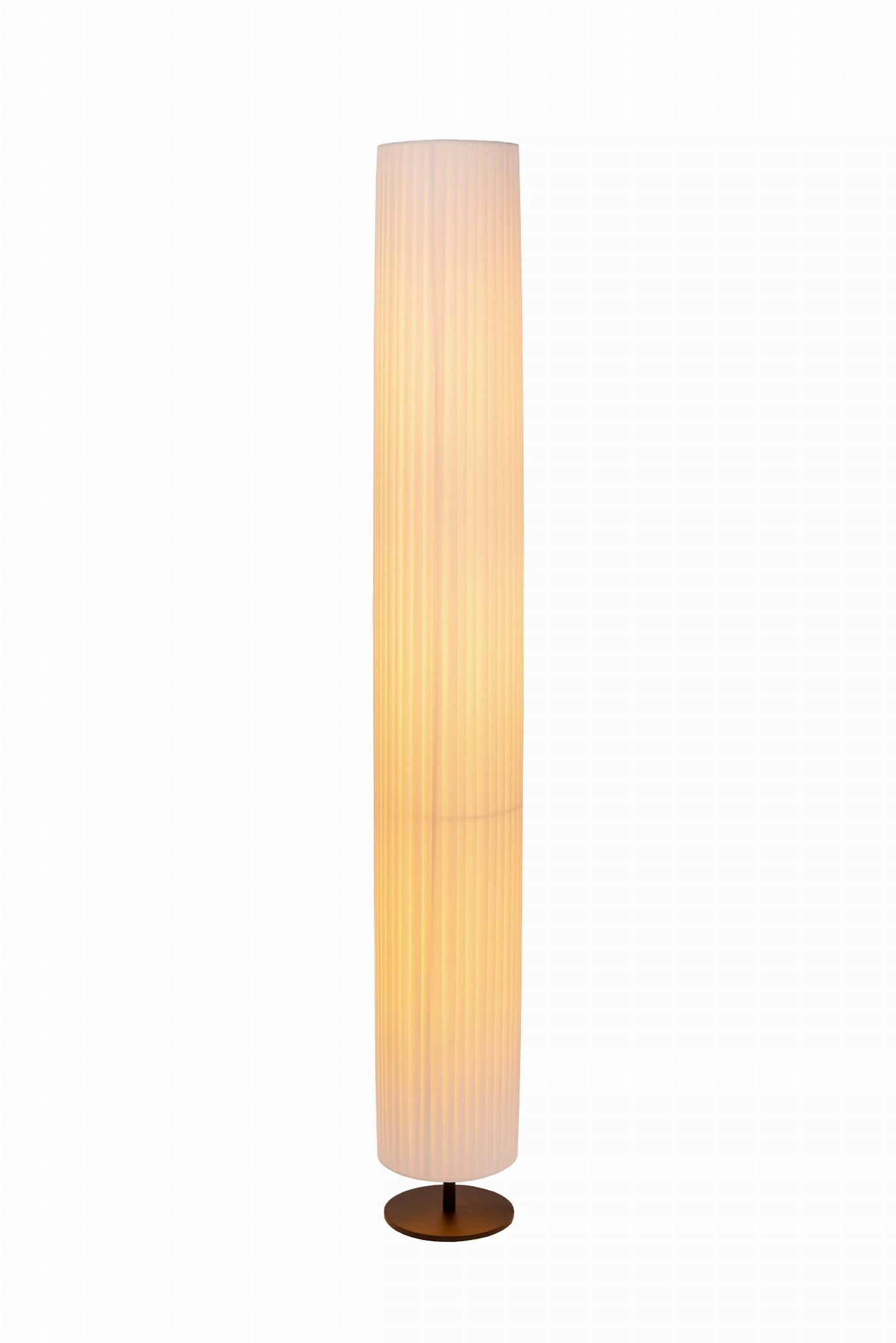 Lampa podłogowa Fold w kolorze czarnym i białym, z trzema gniazdami E27. Ma cylindryczny kształt z plisowanym abażurem, stojąca na okrągłej podstawie. Oświetlenie w ciepłym odcieniu, umieszczona na białym tle.