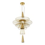 Lampa wisząca Susso D60 w złotym kolorze z dwoma miejscami na żarówki GU10. Konstrukcja z metalowych, okrągłych i stożkowatych elementów, zawieszona na cienkich linkach. Wykończenie matowe, z eleganckim designem.