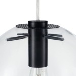 Lampa wisząca Tonda D30 z oprawą na 1 żarówkę E27. Czarna metalowa konstrukcja z okrągłym, przezroczystym kloszem. Widoczny element montażowy z siatką oraz dwa uchwyty. Zawieszona na cienkim przewodzie.