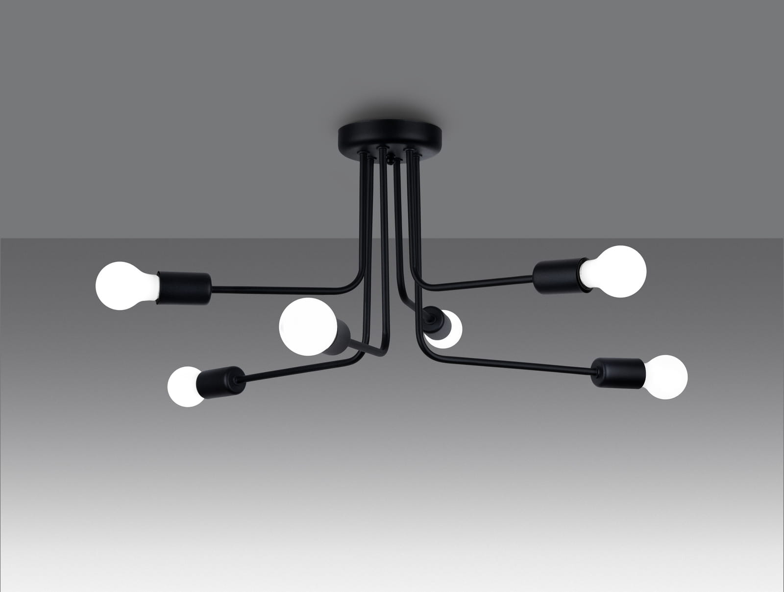 Czarna lampa sufitowa Norah z sześcioma ramionami, każda zakończona oprawką na żarówki E27. Lampa montowana na suficie, z widocznymi białymi żarówkami, w minimalistycznym stylu, na szarym tle.