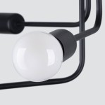 Czarna lampa sufitowa Norah z sześcioma gniazdami E27, z metalowym stelażem w minimalistycznym stylu. Widoczna kula lampy z białym kloszem, mocowana na czarnym elemencie. Ujęcie z bliska, ukazujące detal konstrukcji.