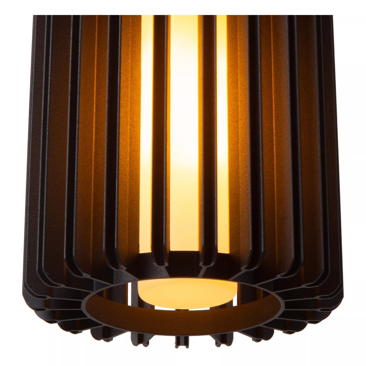Lambres lampa wisząca 3xE27 w kolorze czarnym, z metalowym, żebrowanym kloszem. Klosz ma okrągły otwór na dole i emituje ciepłe światło, co tworzy przytulną atmosferę. Ujęcie z bliska, pokazujące detale konstrukcji.