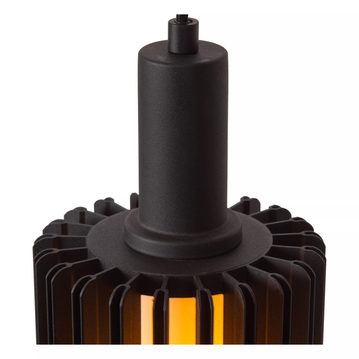 Czarna lampa wisząca Lambres z trzema miejscami na żarówki E27. Widoczna struktura ożebrowania, metalowy klosz z przezroczystym wykończeniem. Ujęcie z góry, ukazujące uchwyt montażowy i detale konstrukcji.