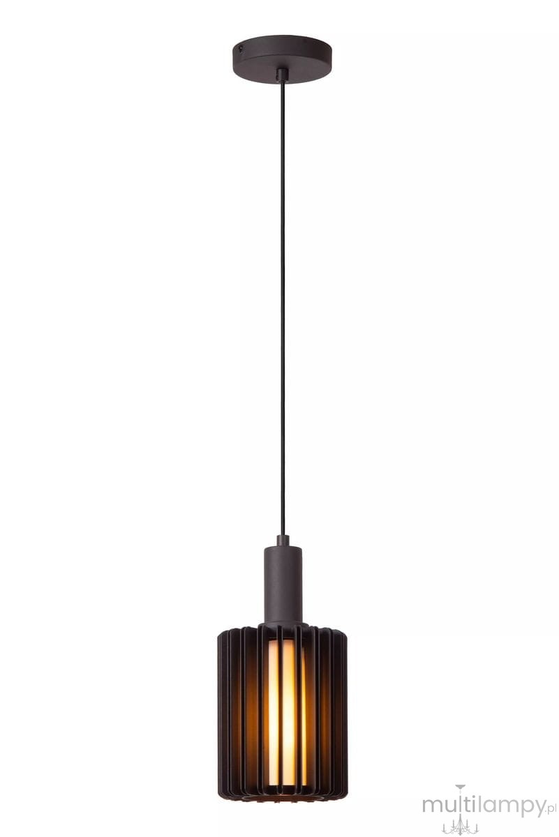 Czarna lampa wisząca Lambres z oprawą na jedną żarówkę E27, w kształcie cylindrycznym z żebrowaną fakturą. Zawieszona na cienkim przewodzie, z widoczną ciepłą barwą światła. Prosta forma, idealna do nowoczesnych wnętrz.