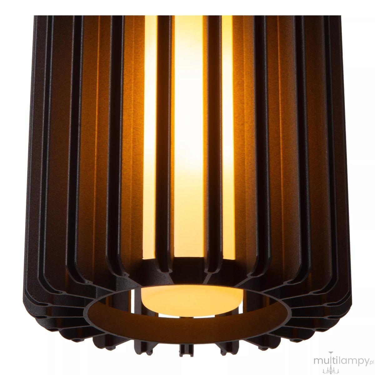 Lambres lampa wisząca 1xE27 w kolorze czarnym, z metalową obudową w formie szczelin i matowym kloszem, emitującym ciepłe światło. Ujęcie z dołu, pokazujące detal konstrukcji i źródło światła.