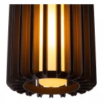 Lambres lampa wisząca 1xE27 w kolorze czarnym, z metalową obudową w formie szczelin i matowym kloszem, emitującym ciepłe światło. Ujęcie z dołu, pokazujące detal konstrukcji i źródło światła.