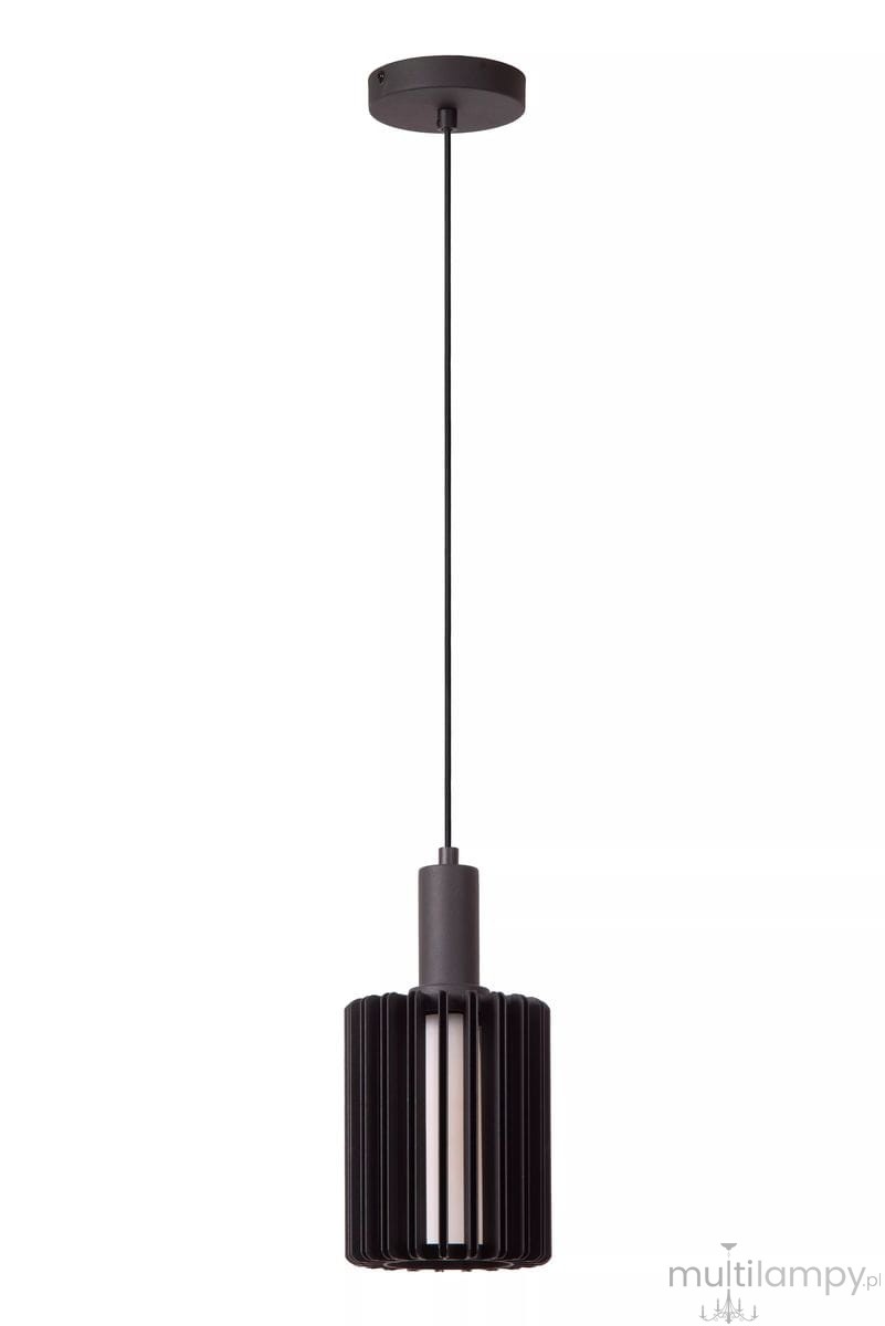 Czarna lampa wisząca Lambres z oprawą w kształcie cylindrycznym, z metalowym kloszem w poziome szczeliny. Wisi na cienkim przewodzie z sufitu. Wewnątrz miejsce na żarówkę E27, co podkreśla minimalistyczny design.