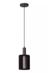 Czarna lampa wisząca Lambres z oprawą w kształcie cylindrycznym, z metalowym kloszem w poziome szczeliny. Wisi na cienkim przewodzie z sufitu. Wewnątrz miejsce na żarówkę E27, co podkreśla minimalistyczny design.