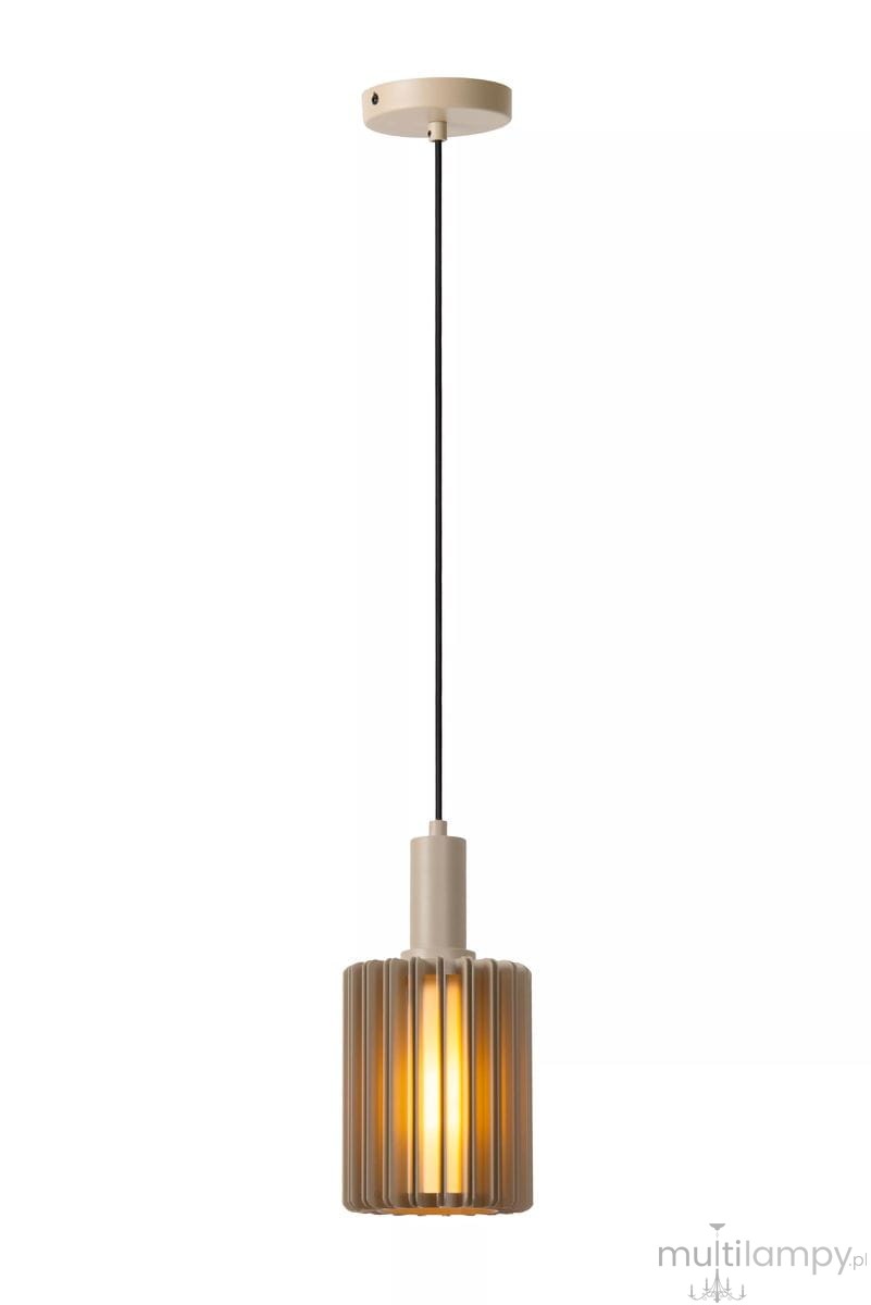 Lambres lampa wisząca w kolorze szarym, z kloszem o żłobionej teksturze i czarnym przewodem, zawieszona na sufitowym mocowaniu. Klosz ma okrągły kształt i pomieści jedną żarówkę E27. Tło proste, białe.