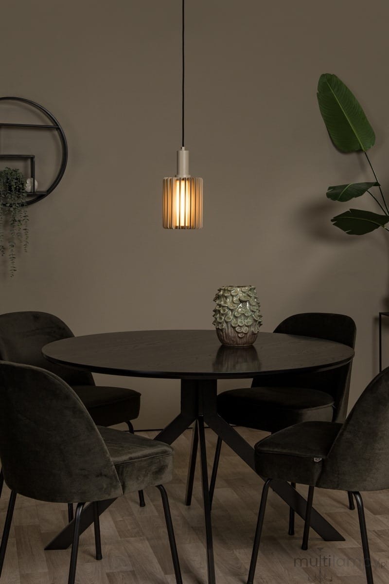 Lambres lampa wisząca 1xE27 w kolorze szarym, z cylindrycznym kloszem, zawieszona na czarnym przewodzie. Lampa znajduje się nad okrągłym, ciemnym stołem w otoczeniu zielonych krzeseł i dekoracyjnej donicy. Tło w neutralnym odcieniu.