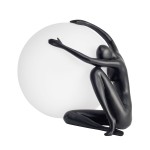 Czarna lampa stołowa Woman z figurką w pozycji siedzącej, obejmującą dużą, białą kulę. Lampa ma jedno gniazdo E27. Figurka wykonana z matowego materiału, prezentująca nowoczesny design. Ujęcie z boku, na jednolitym tle.